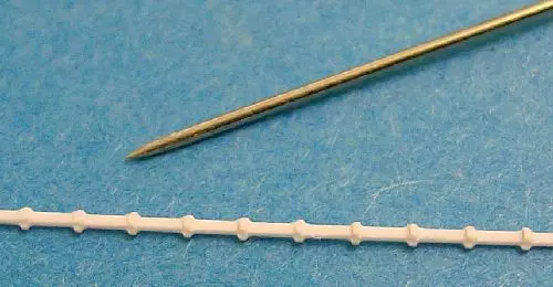 Kabel mit Schellen, M 1:100 